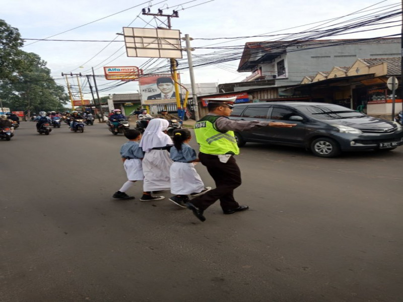 IMG-anggota-lantas-polsek-cipondoh-bantu-sebrangkan-siswa-yang-akan-berangkat-sekolah