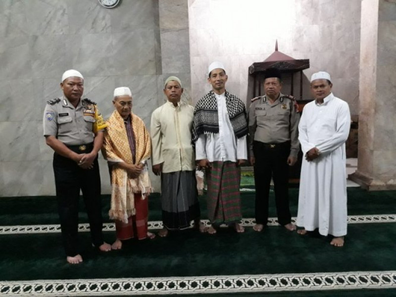 IMG-para-anggota-personil-polsek-batu-ceper-melaksanakan-sholat-subuh-berjamaah