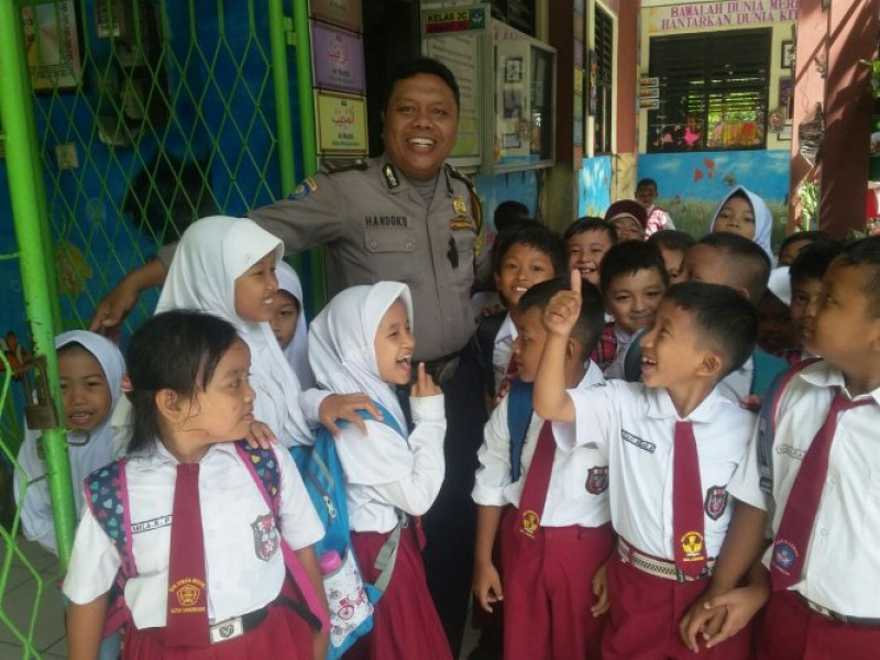 IMG-kegiatan-polkiss-aiptu-khandoko-sambang-dialogis-dengan-siswa-sekolah-sdn-kebon-besar-2