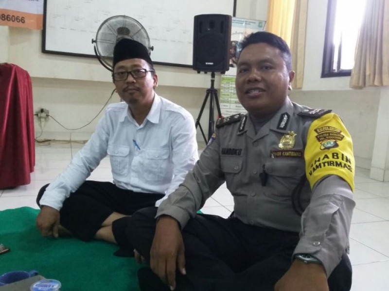 IMG-aiptu-khandoko-melaksanakan-sambang-dialogis-dengan-tokoh-ustadz-matsali-di-batu-ceper