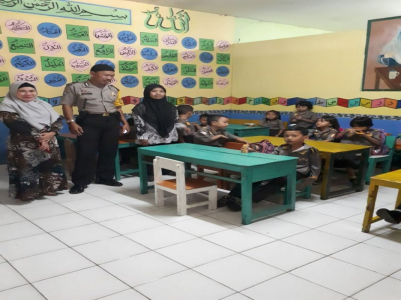 IMG-kegiatan-bhabinkamtibmas-aiptu-sucipto-sambangi-sekolah-tk-ibadurahman