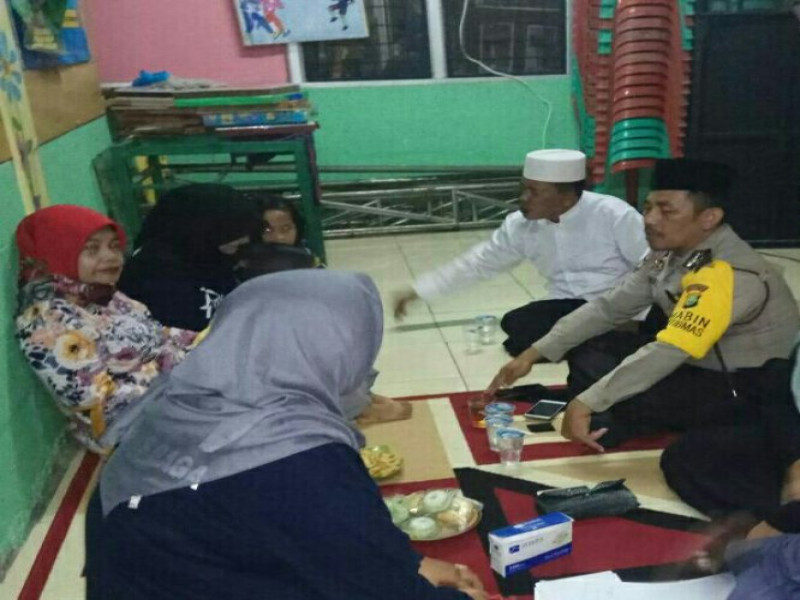 IMG-bhabinkamtibmas-poris-gaga-sambang-dialogis-dengan-pengurus-dkm-musholah-al-munawwarah