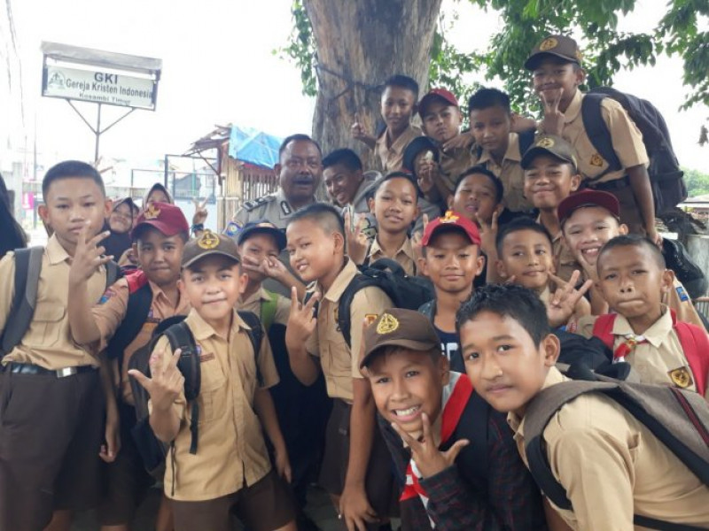 IMG-aplikasi-giat-polkiss-bhabinkamtibmas-ds-kosambi-timur-aiptu-daryono-sambangi-anak-sekolah