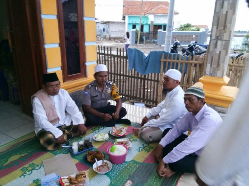 IMG-tingkatkan-silaturrahmi-dengan-alim-ulama-himbau-untuk-tidak-percaya-berita-hoax-oleh-brigadir-saipul-bhabinkamtibmas-muara