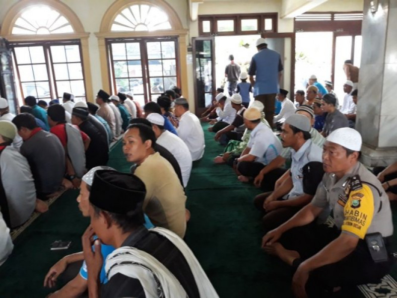 IMG-bhabinkamtibmas-laksanakan-sholat-berjamaah-dan-lakukan-sambang-dialogis-dengan-jemaah-masjid-jami-an-nur