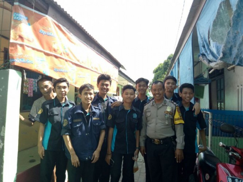 IMG-bhabinkamtibmas-polsek-cipondoh-aplikasikan-program-polkiss-dengan-kunjungi-smk-muhammadiyah-1