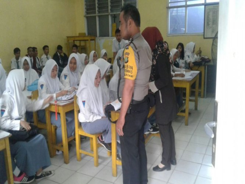 IMG-bhabinkamtibmas-polsek-neglasari-berikan-pengamanan-dalam-pelaksanaan-ujian-nasional-2018-tingkat-smk