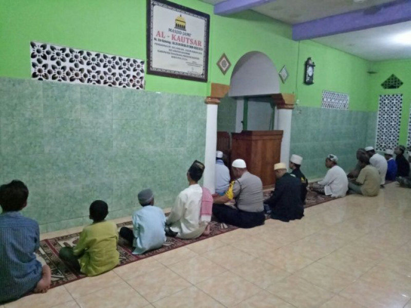 IMG-saat-adzan-shubuh-berkumandang-aiptu-yosef-bhabinkamtibmas-salembaran-jaya-datangan-masjid-al-khausar