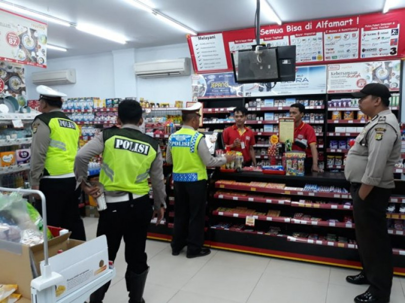 IMG-untuk-cegah-sasaran-kejahatan-anggota-polsek-benda-patroli-minimarket-24-jam