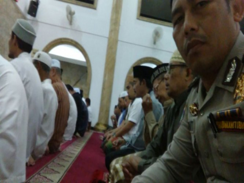 IMG-bhabinkamtibmas-laksanakan-sholat-subuh-berjamaah-bersama-di-musholah-al-munawarah