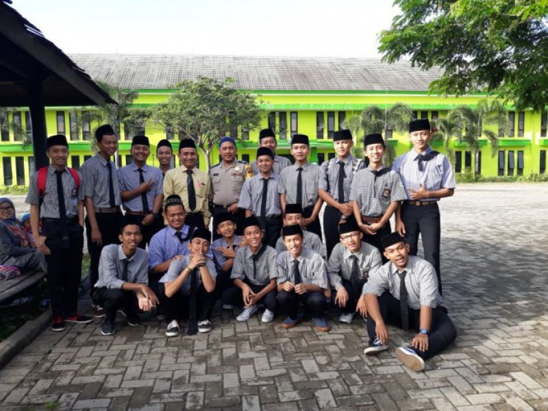 IMG-bhabinkamtibmas-aiptu-suharno-ikut-mengawasi-ujian-unbk-smk-di-pondok-pesantren-assidiqiyah-2-batu-ceper