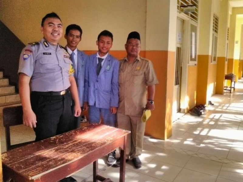 IMG-bhabinkamtibmas-brigadir-ali-yamsyah-laksanakan-pengamanan-ujian-unbk-di-sekolah-smk-it-indra-bangsa-poris-gaga-batu-ceper