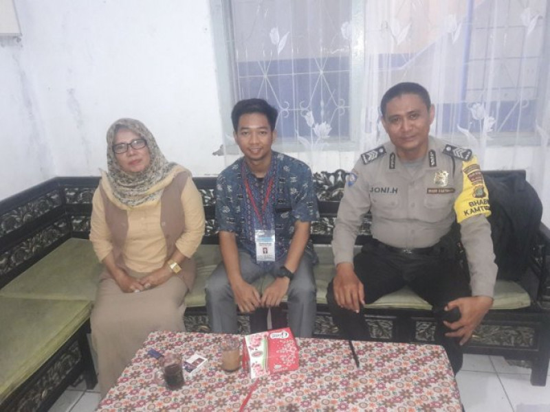 IMG-anggota-bhabinkamtibmas-brigadir-joni-melaksanakan-pengamanan-ujian-unbk-di-sekolah-smk-pgri-batu-jaya