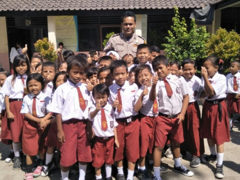 IMG-ajak-siswa-untuk-giat-belajar-menghadapi-un-aiptu-khadafi-bhabinkamtibmas-dscengklong-saat-sambang-di-sdn-1