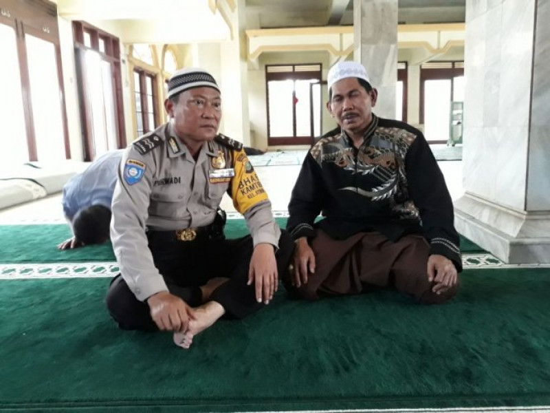 IMG-kegiatan-polsantren-laksanakan-sholat-dzuhur-berjamaah-dan-sambang-dialogis-jemaah-masjid-jami-an-nur-kebon-besar