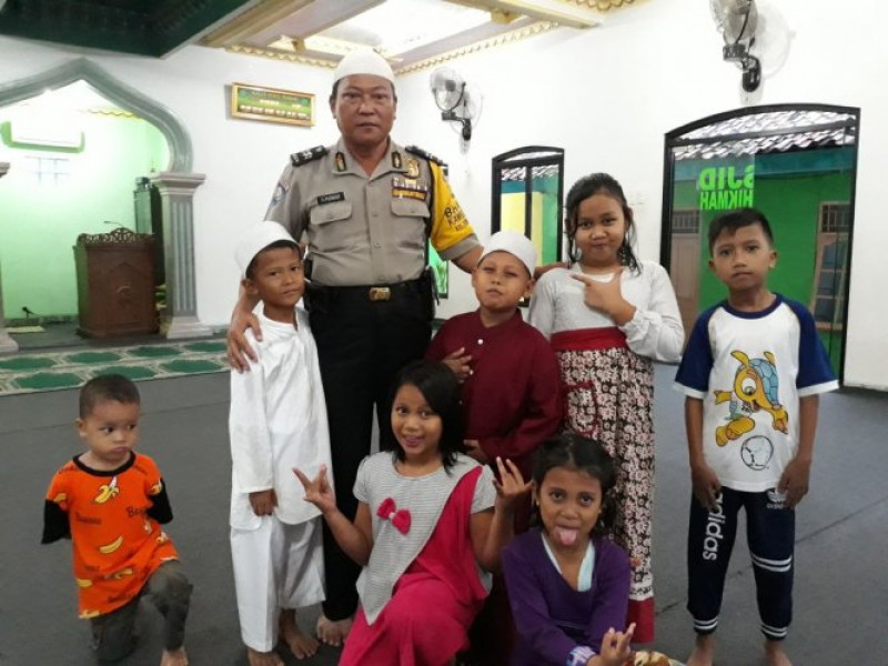 IMG-kegiatan-bhabinkamtibmas-berikan-himbauan-kepada-anak-anak-pengajian-di-masjid-nurul-hikmah