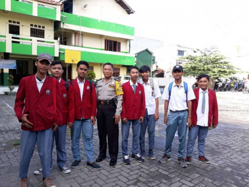 IMG-kegiatan-bhabinkamtibmas-aiptu-spurwadi-menyambangi-siswa-sekolah-smk-yayasan-islam-al-ayaniah