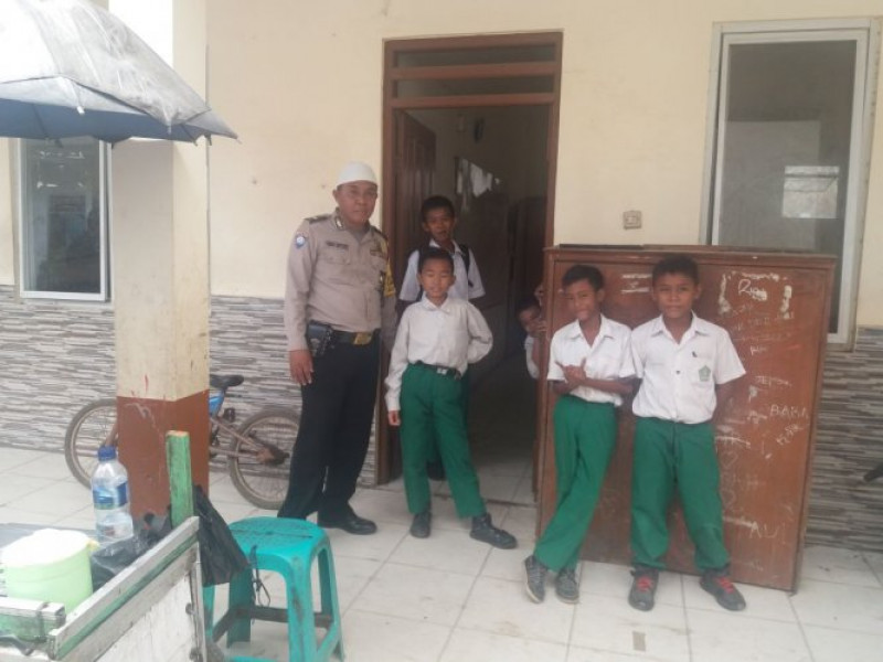 IMG-tingkatkan-silaturrahmi-aiptu-endah-sambangi-mi-tarbiyatul-islamiyah