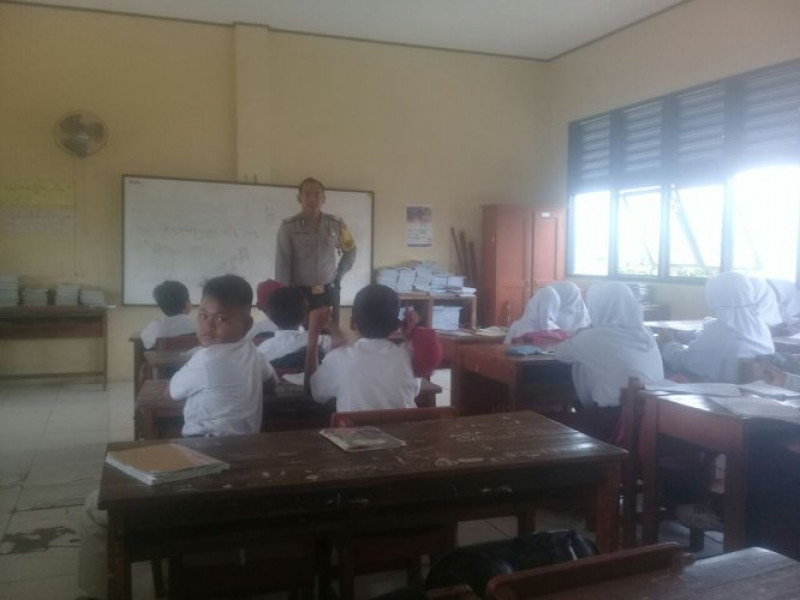 IMG-polkiss-bripka-basir-di-sdn-2-jati-mulya-himbau-kepada-pelajar-untuk-mentaati-peraturan-sekolah