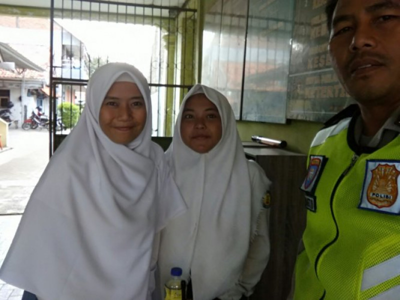 IMG-bhabinkamtibmas-kunjungi-siswa-sekolah-smk-al-muin