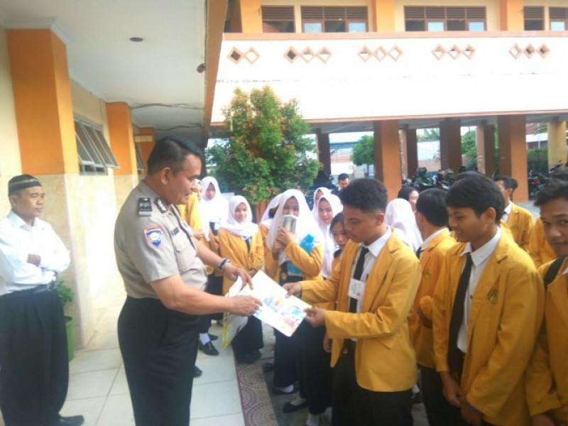 IMG-bhabinkamtibmas-polsek-benda-aiptu-sakip-sosialisasi-penerimaan-anggota-polri-ke-smk-bandara