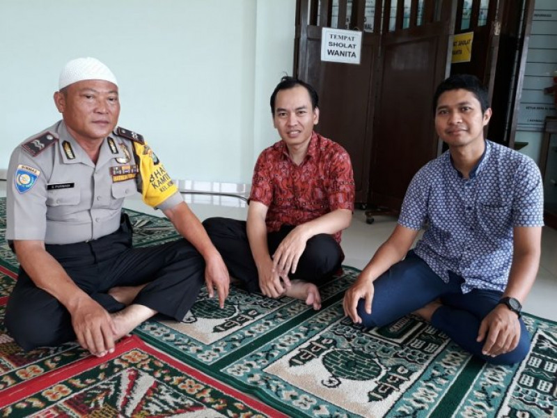 IMG-giat-polsantren-bhabinkamtibmas-laksanakan-sambang-dialogis-dengan-remaja-masjid-kebon-besar