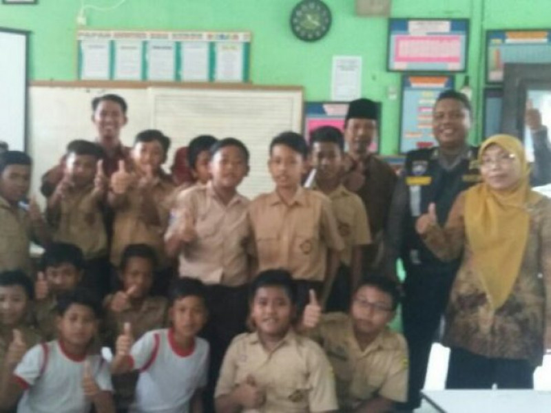 IMG-unit-bhabinkamtibmas-polsek-batu-ceper-sambang-dialogis-dengan-murid-murid-sekolah-sdn-kebon-besar-2