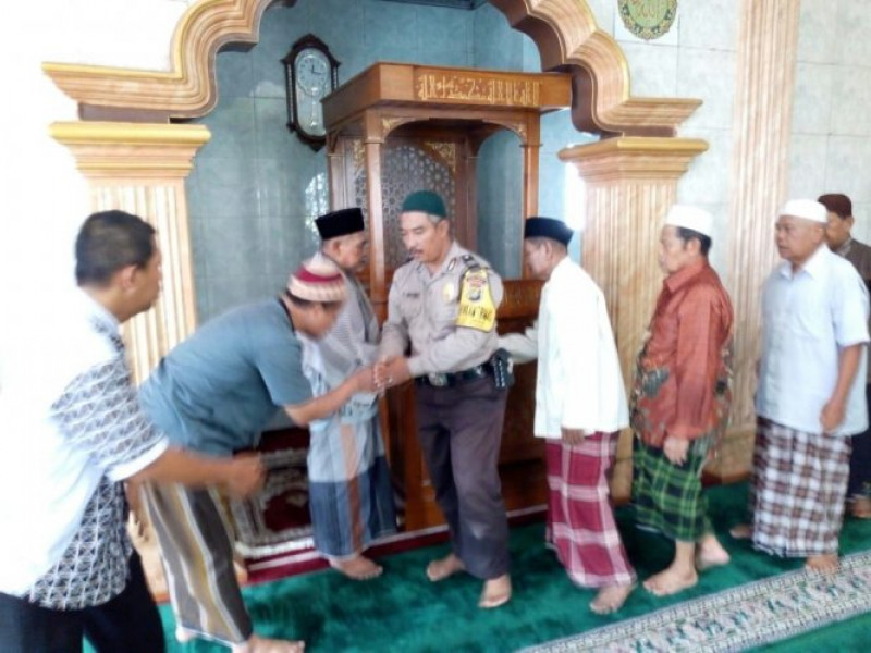 IMG-bhabinkamtibmas-polsek-benda-aiptu-pamuk-wiyono-sholat-ashar-berjamaah-dengan-warganya