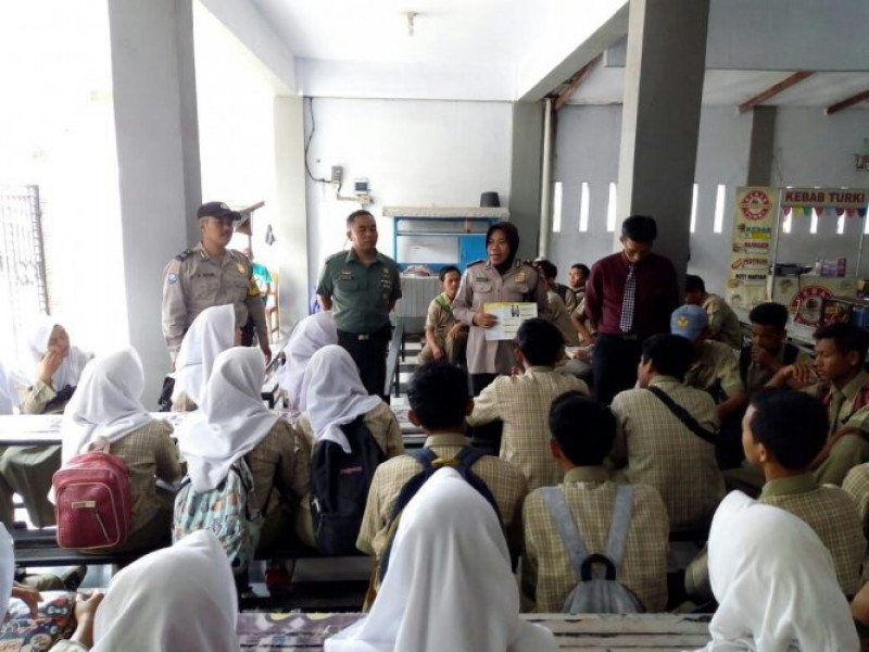 IMG-kanit-binmas-dan-bhabinkamtibmas-polsek-benda-sosialisasi-penerimaan-polri-di-smk-excellent-1