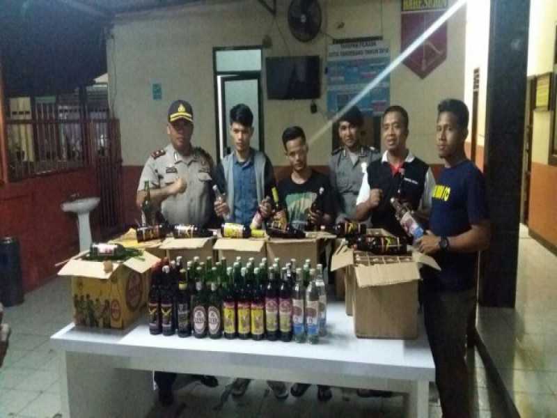 IMG-kapolsek-benda-pimpin-ops-cipkon-amankan-belasan-dus-minuman-keras-dari-warung-jamu