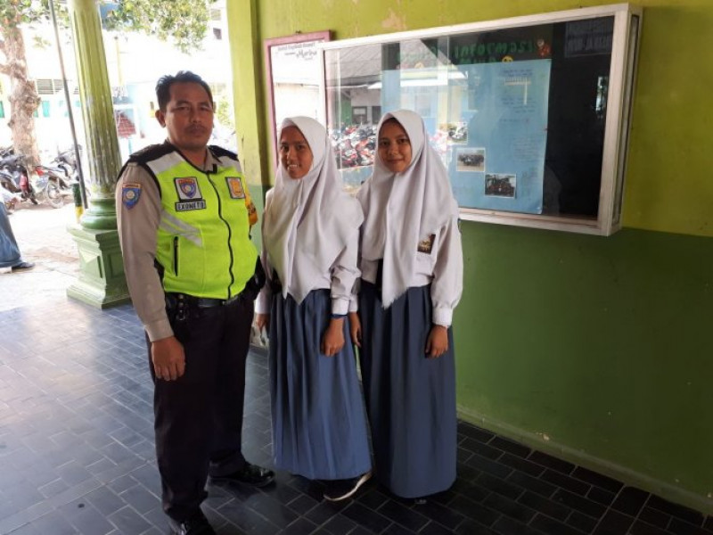 IMG-giat-polkiss-polisi-keliling-sekolah-bhabinkamtibmas-aiptu-exwanto-sambangi-unbk-sekolah-al-muin