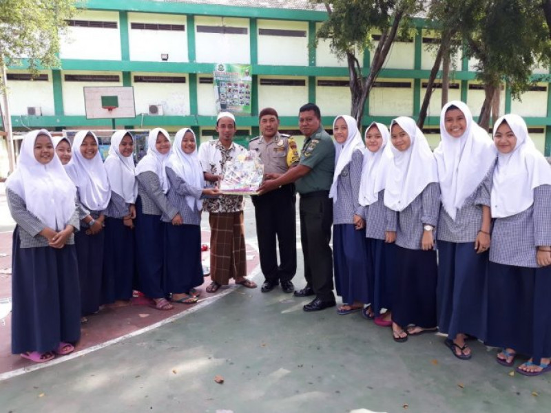 IMG-bhabinkamtibmas-kunjungi-smp-man-baul-ulum-pondok-pesantren-assidiqiyah-2-batu-ceper