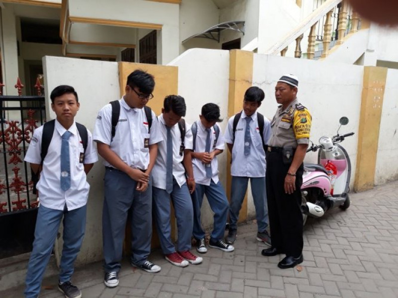 IMG-bhabinkamtibmas-sambangi-siswa-sma-yayasan-islam-al-ayaniah