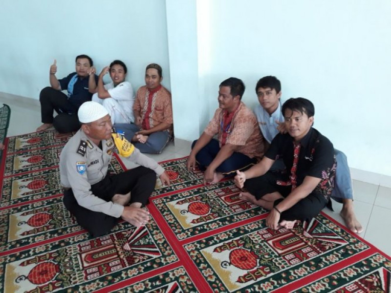 IMG-bhabinkamtibmas-laksanakan-sholat-dhuhur-berjamaah-dan-melaksanakan-jalinan-tali-silahturahmi-bersama-para-jemaah-masjid-nurul-hikmah