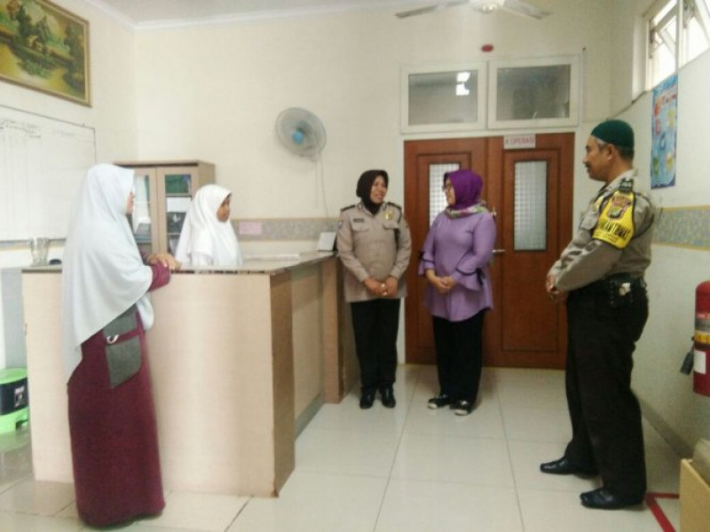IMG-kanit-binmas-dan-bhabinkamtibmas-polsek-benda-sambang-ke-rsia-makiyah