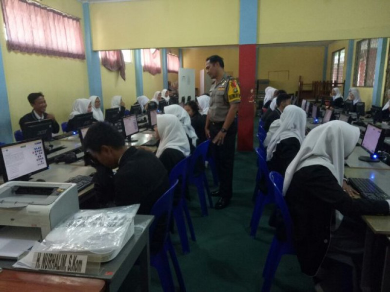 IMG-aiptu-asmad-kontrol-pelaksanaan-unbk-tingkat-sma-sederajat