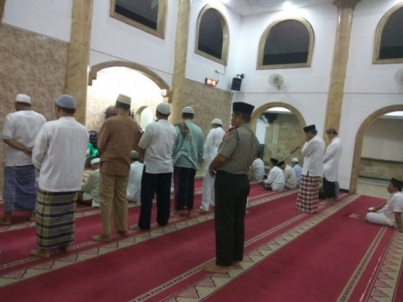 IMG-kanit-binmas-akp-hendis-melaksanakan-sholat-subuh-berjamaah-di-masjid-jami-al-muhajirin