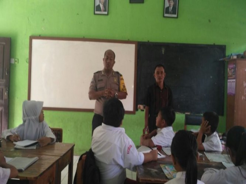 IMG-bripka-lukman-saat-sambang-polkiss-di-sdn-7-himbau-pelajar-patuhi-peraturan-sekolah