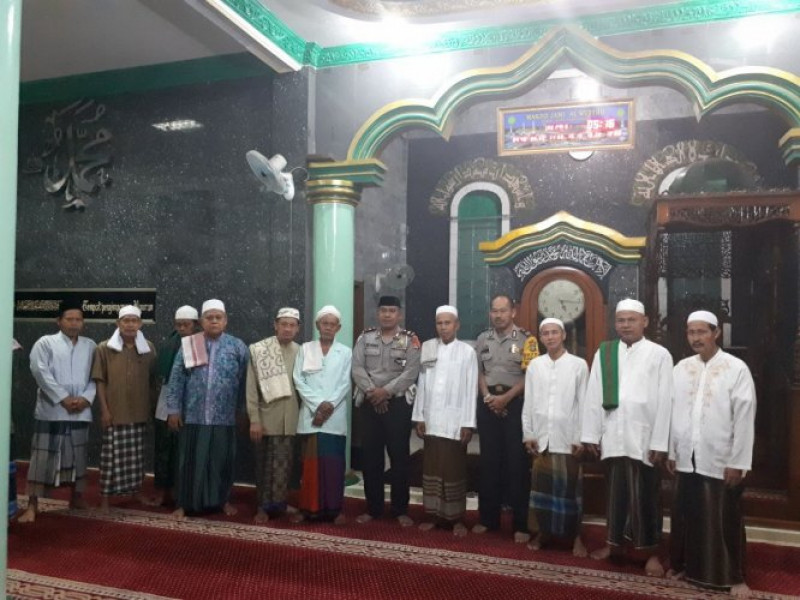 IMG-kanit-lantas-iptu-iswonosh-melaksanakan-sholat-subuh-berjamaah-di-masjid-jami-al-muhajirin