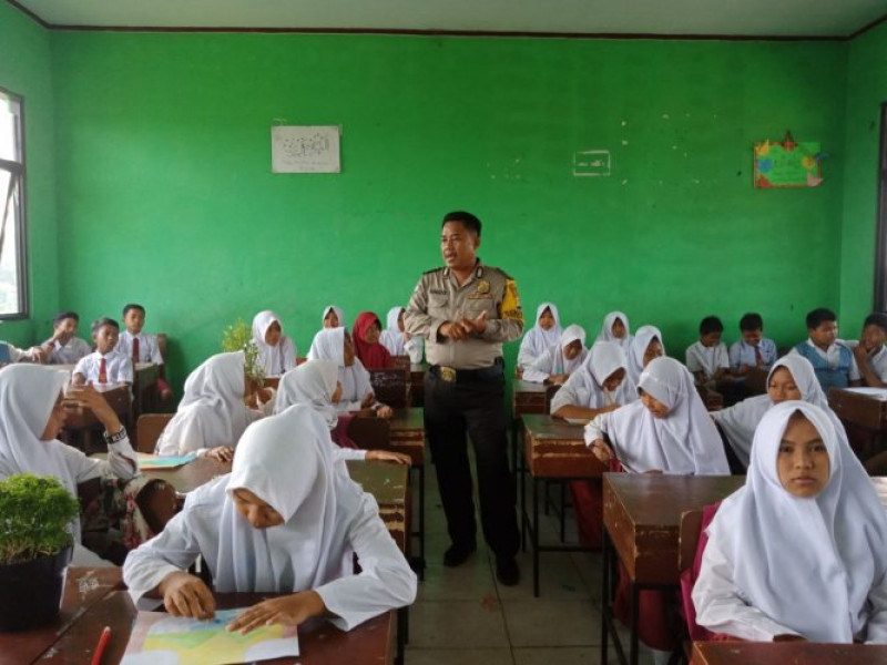 IMG-sambang-dan-tatap-muka-bripka-suhendra-di-sdn-kedung-jaya-mendapat-tanggapan-positif-pelajar