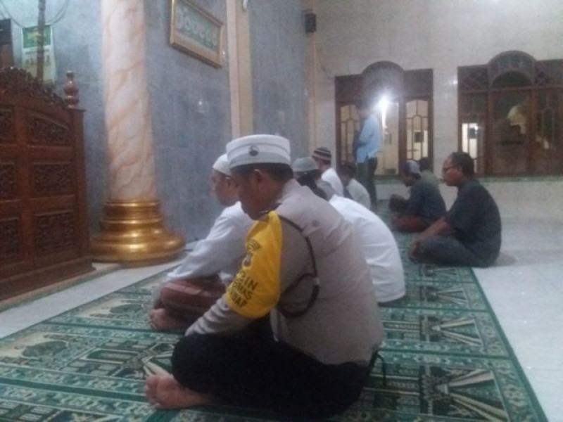 IMG-ketika-adzan-subhuh-berkumandang-aiptu-endah-s-datangi-masjid-jami-faturrahman-tunaikan-sholat-berjamaah