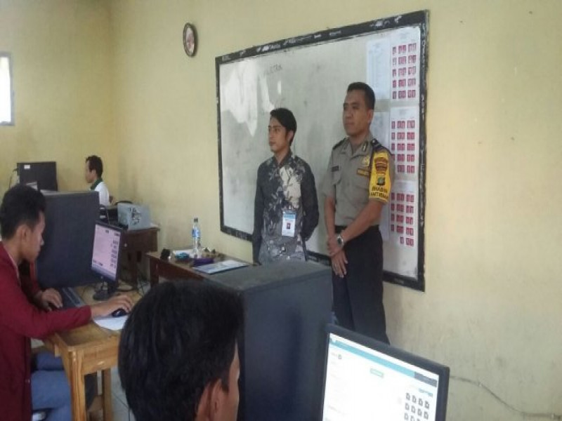 IMG-pengamanan-unbk-di-sekolah-smk-al-ayaniah-kebon-besar-telah-dilakukan-oleh-bhabinkamtibmas-aipda-toni-budi