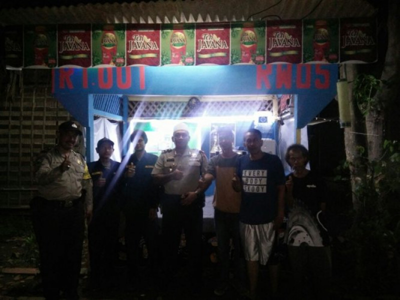 IMG-kapolsek-benda-bersama-bhabinkamtibmas-polsek-benda-sambang-pos-kamling