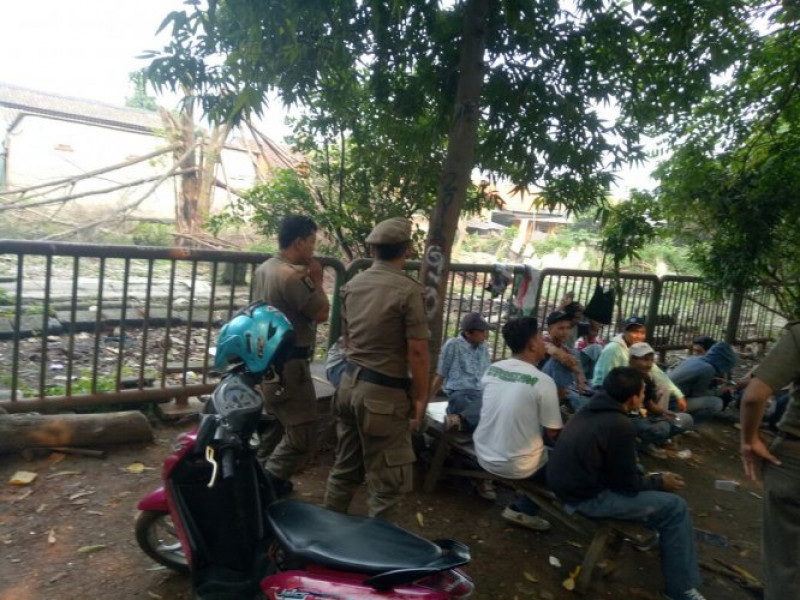 IMG-aksi-corat-coret-siswa-smk-dibubarkan-satpolpp-guna-minimalisir-gesekan-antar-pelajar