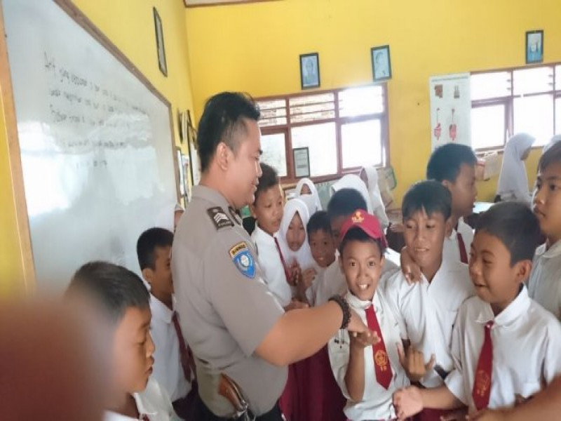 IMG-kecintaan-dunia-pendidikan-bhabinkamtibmas-ds-salembaran-jati-brigadir-hasan-basri-sambangi-sdn-1