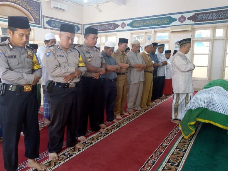 IMG-kapolsek-benda-hadiri-takziah-dan-sholat-jenazah-ulama-ternama-benda