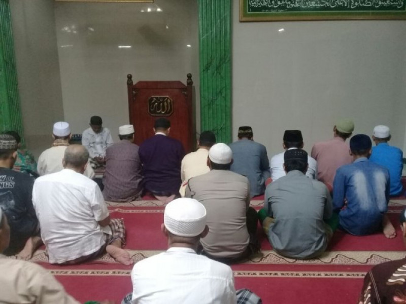 IMG-polisi-cinta-masjid-bripka-basir-sholat-dzuhur-dimasjid-at-taqwa