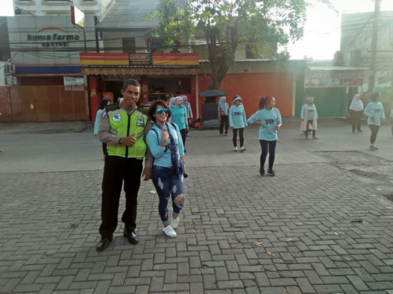 IMG-anggota-lantas-polsek-jatiuwung-lakukan-pengamanan-car-free-day-di-depan-kantor-kecamatan-cibodas