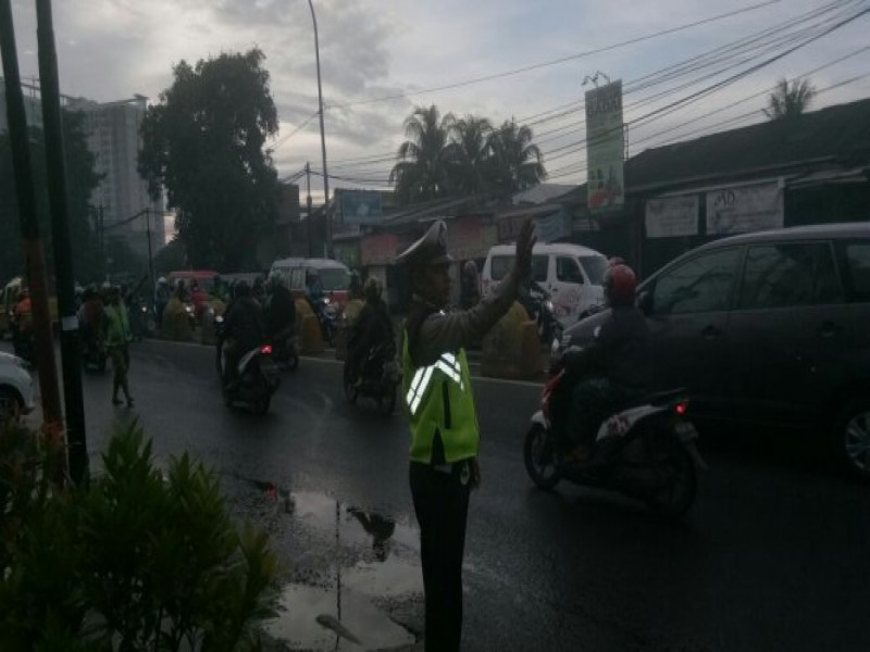 IMG-antisipasi-kemacetan-pagi-hari-anggota-lantas-polsek-jatiuwung-pengaturan-lalu-lintas-lebih-awal