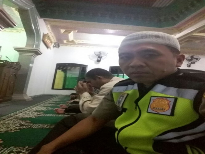 IMG-bhabinkamtibmas-laksanakan-sholat-subuh-berjamaah-bersama-warga-di-masjid-nurul-hikmah